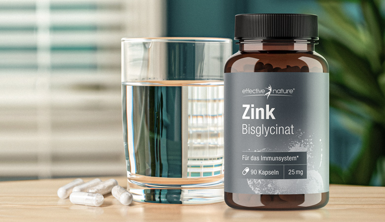 Zink Bisyglycinat von effective nature neben einem Glas Wasser auf einem Tisch