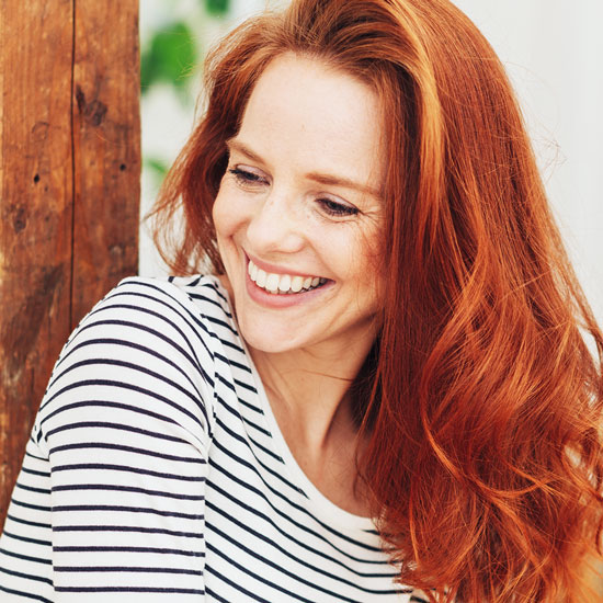 Glückliche Frau mit roten Haaren