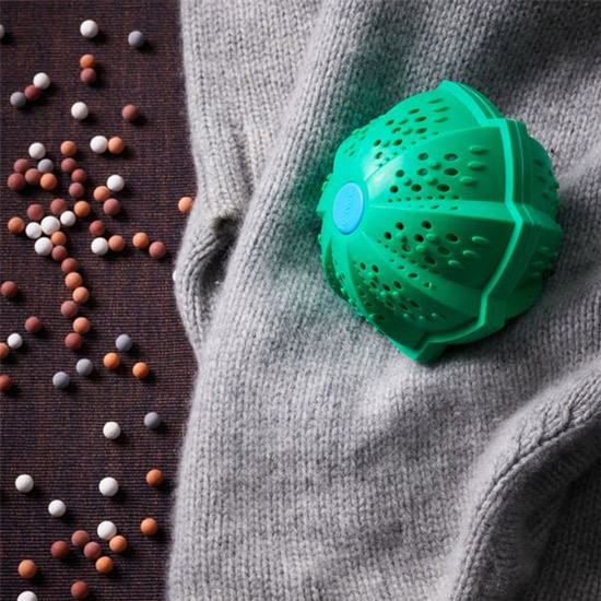 Öko-Waschball auf einem Kleidungsstück aus Wolle