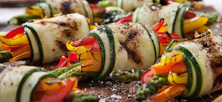 Zucchini Rollen gefüllt mit Gemüse