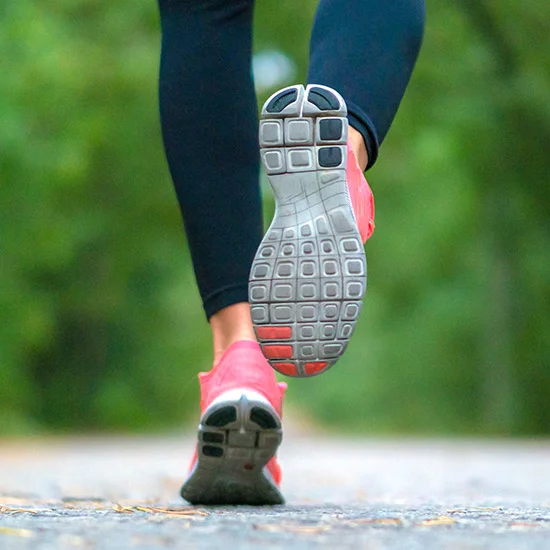 Eine Frau joggt