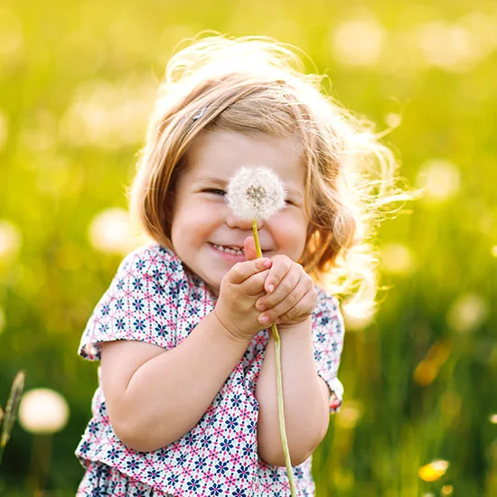 Mädchen mit Pusteblume