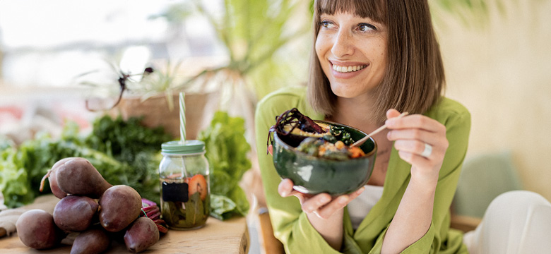 Frau genießt eine gesunde Mahlzeit, reich an Vitamin B12